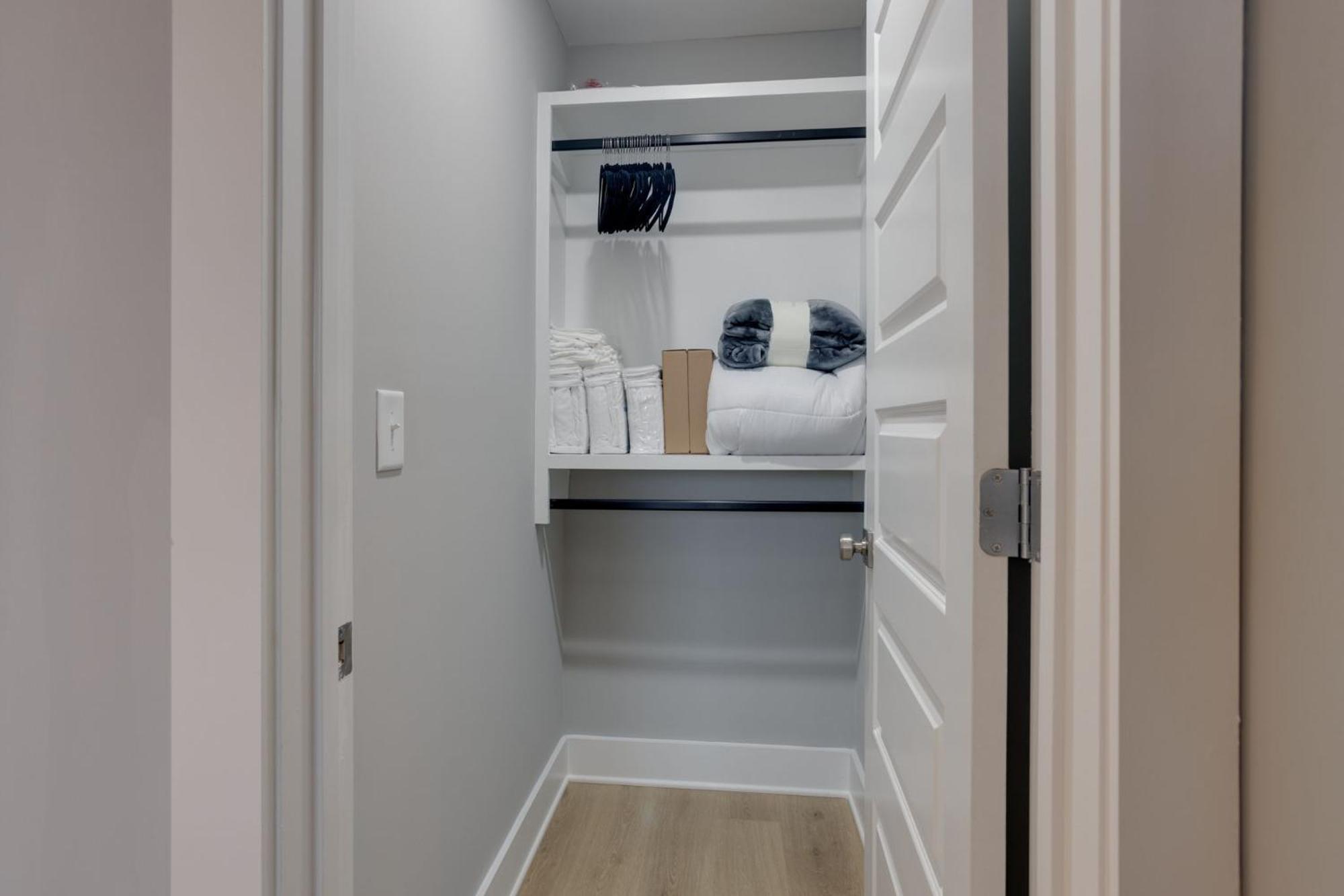 Modern Townhome, 10min To Downtown! 8min To Grand Ole Opry! Sleeps 8! Ferienhaus Nashville