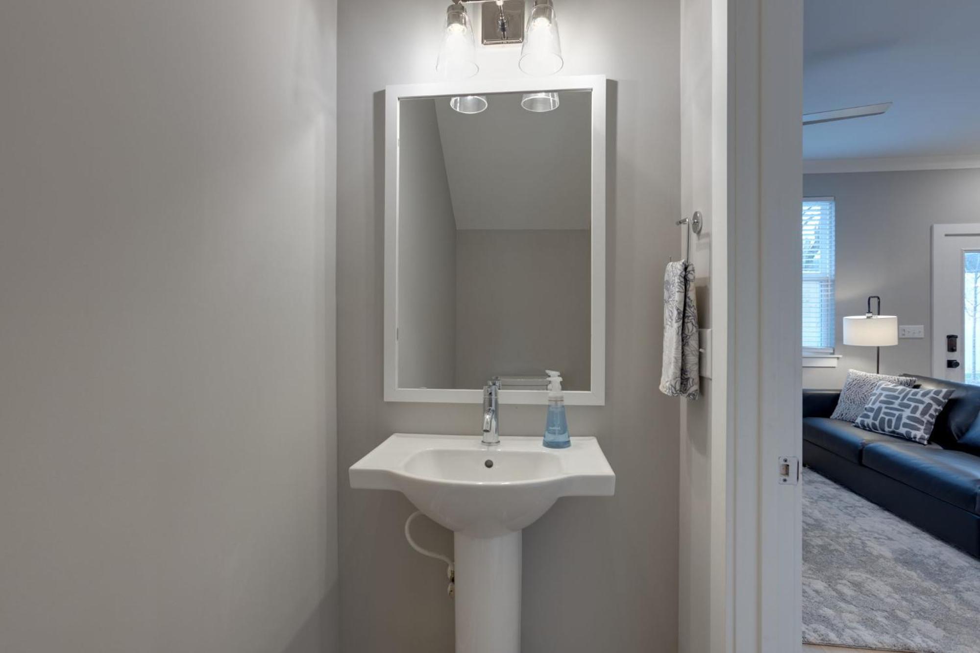 Ferienhaus Modern Townhome, 10min To Downtown! 8min To Grand Ole Opry! Sleeps 8! *