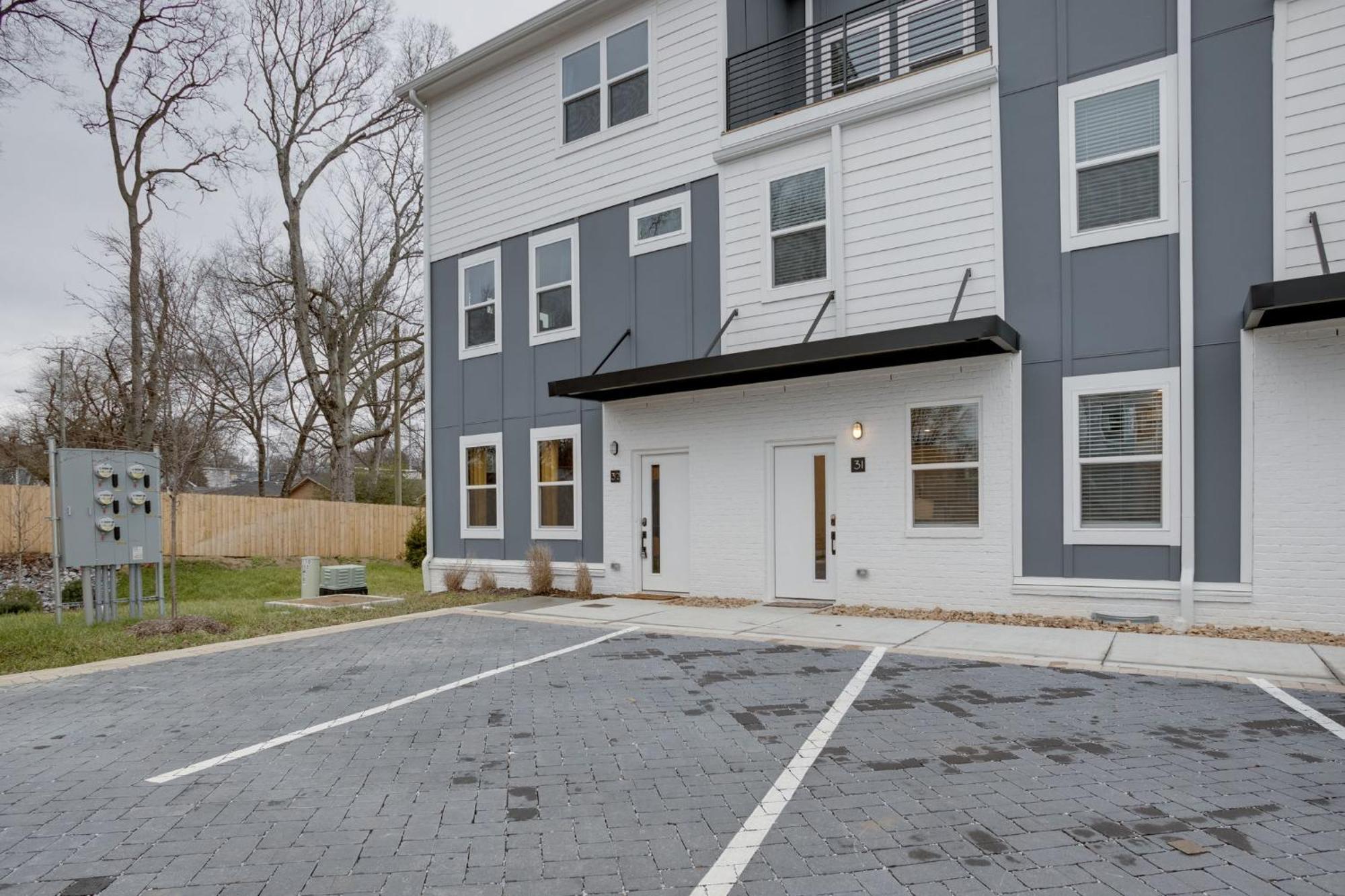Ferienhaus Modern Townhome, 10min To Downtown! 8min To Grand Ole Opry! Sleeps 8! *