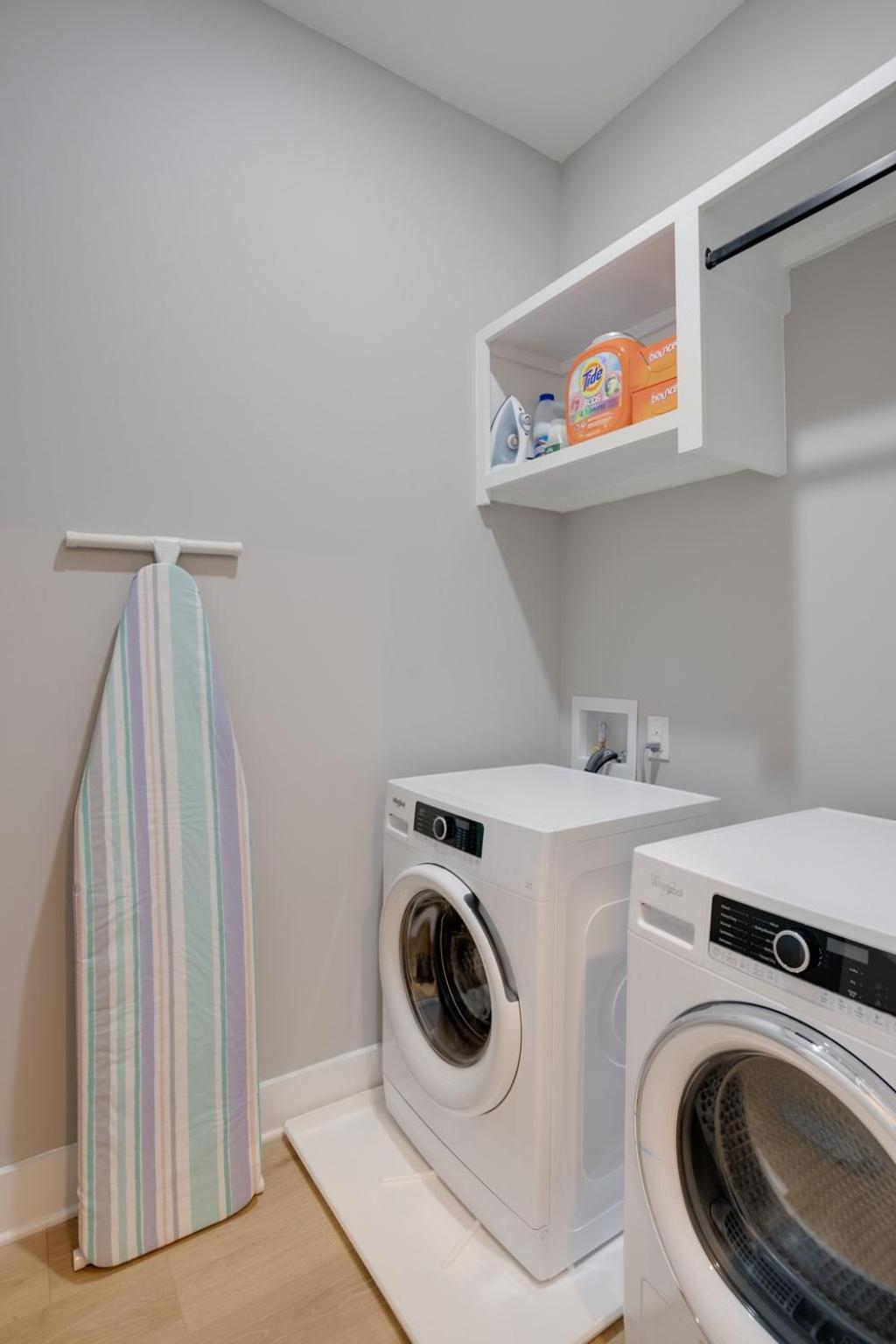 Casa de Férias Modern Townhome, 10min To Downtown! 8min To Grand Ole Opry! Sleeps 8!