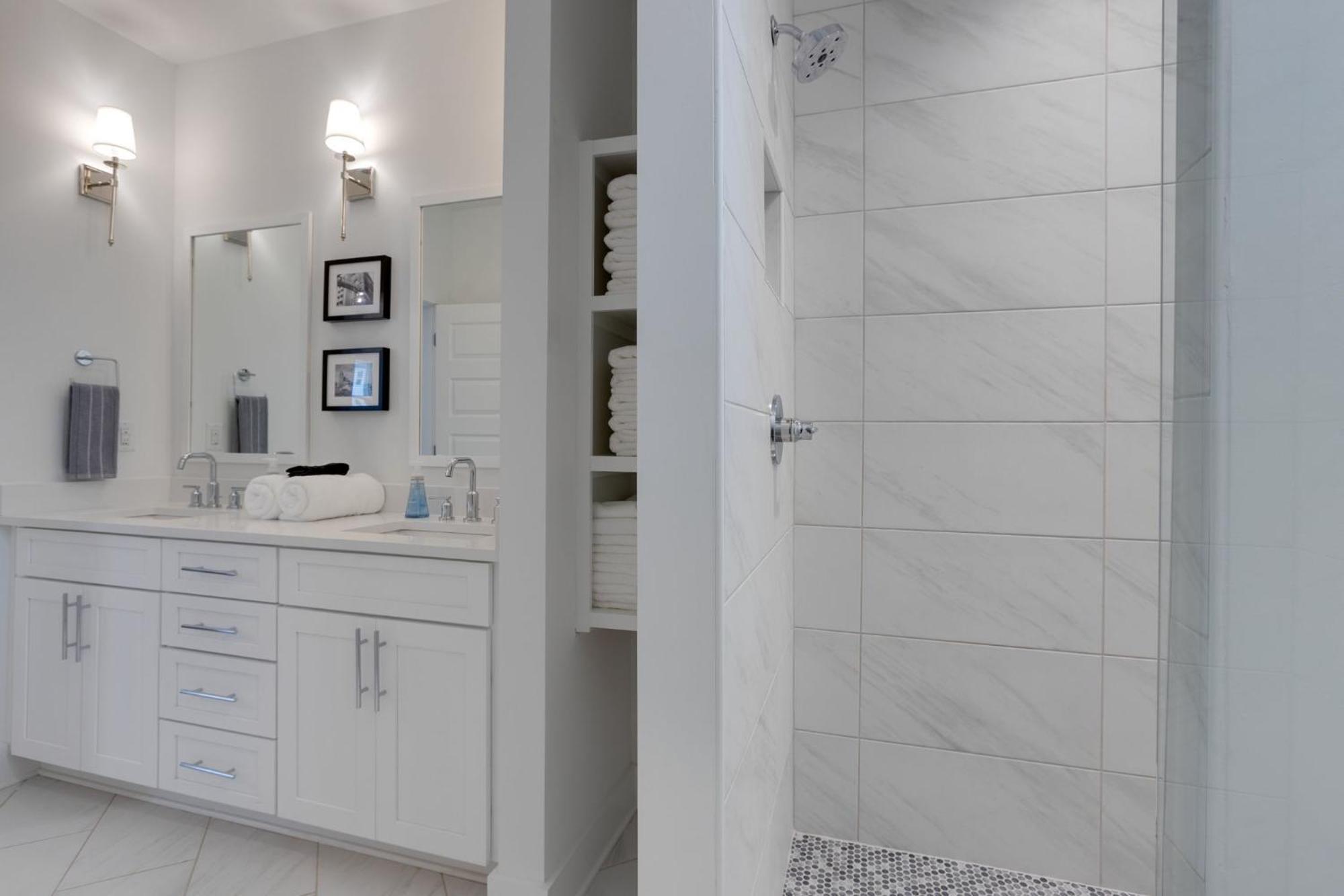 Casa de Férias Modern Townhome, 10min To Downtown! 8min To Grand Ole Opry! Sleeps 8! *