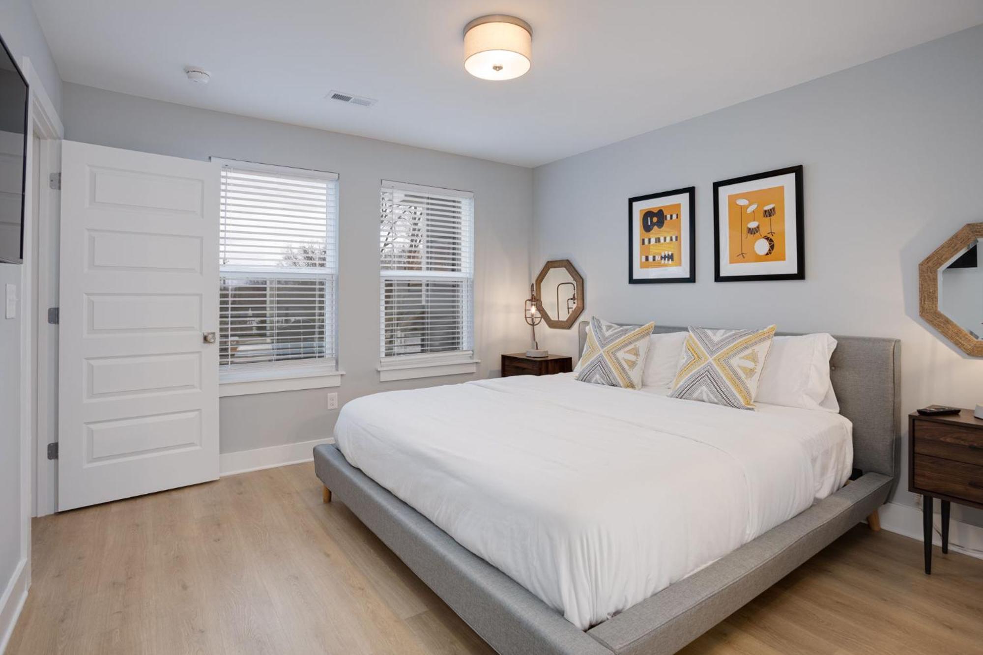 Modern Townhome, 10min To Downtown! 8min To Grand Ole Opry! Sleeps 8!