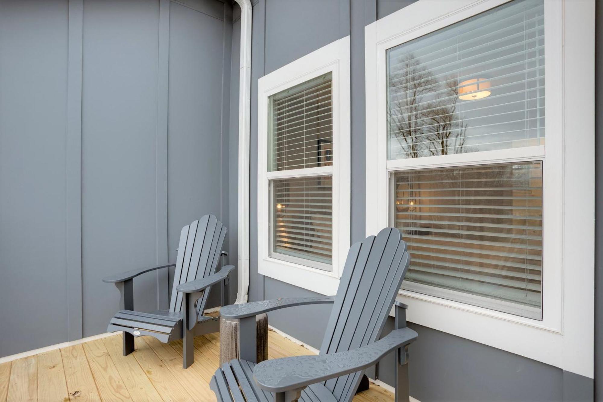 Casa de Férias Modern Townhome, 10min To Downtown! 8min To Grand Ole Opry! Sleeps 8!