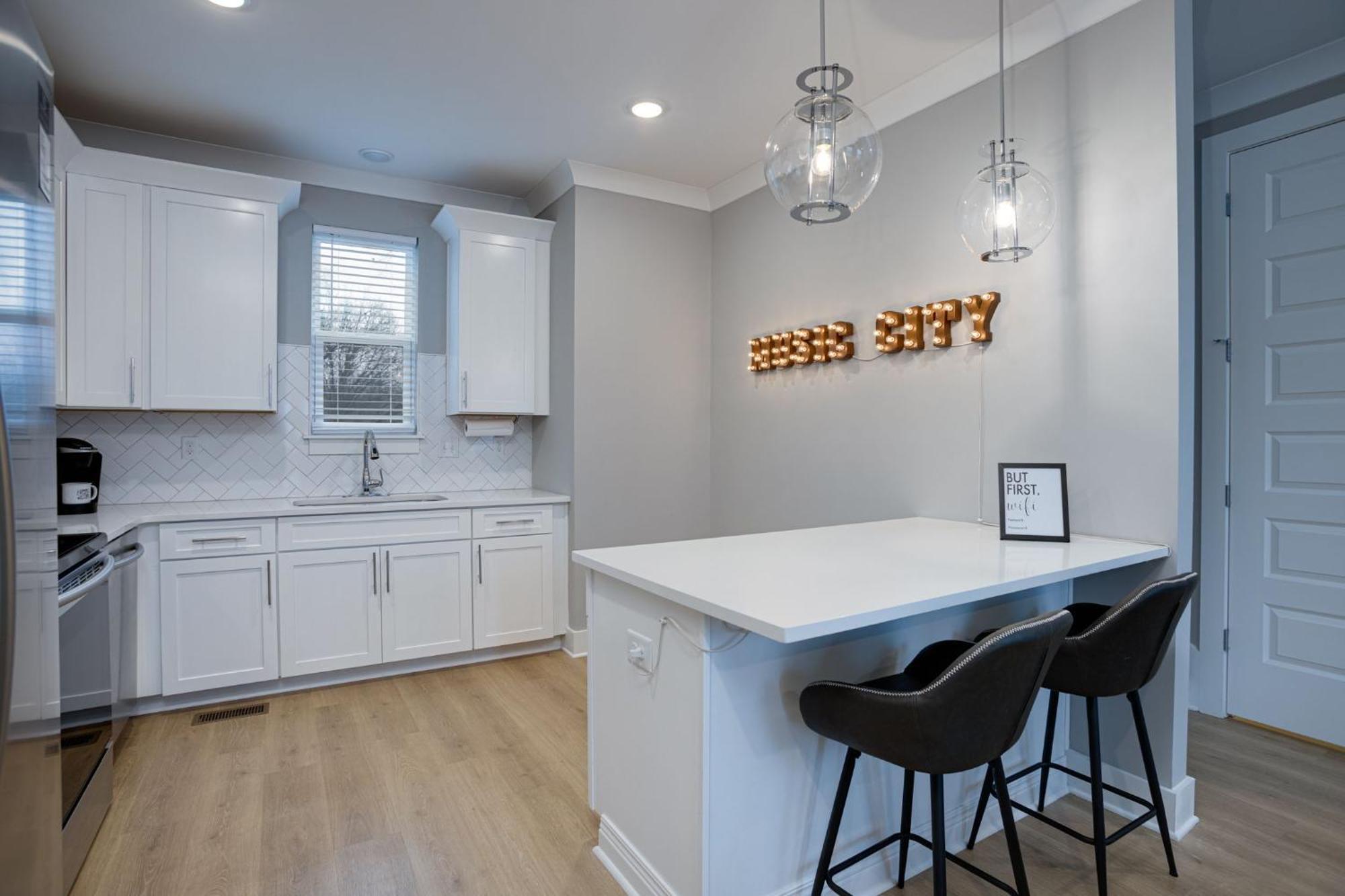 Modern Townhome, 10min To Downtown! 8min To Grand Ole Opry! Sleeps 8! Ferienhaus Nashville