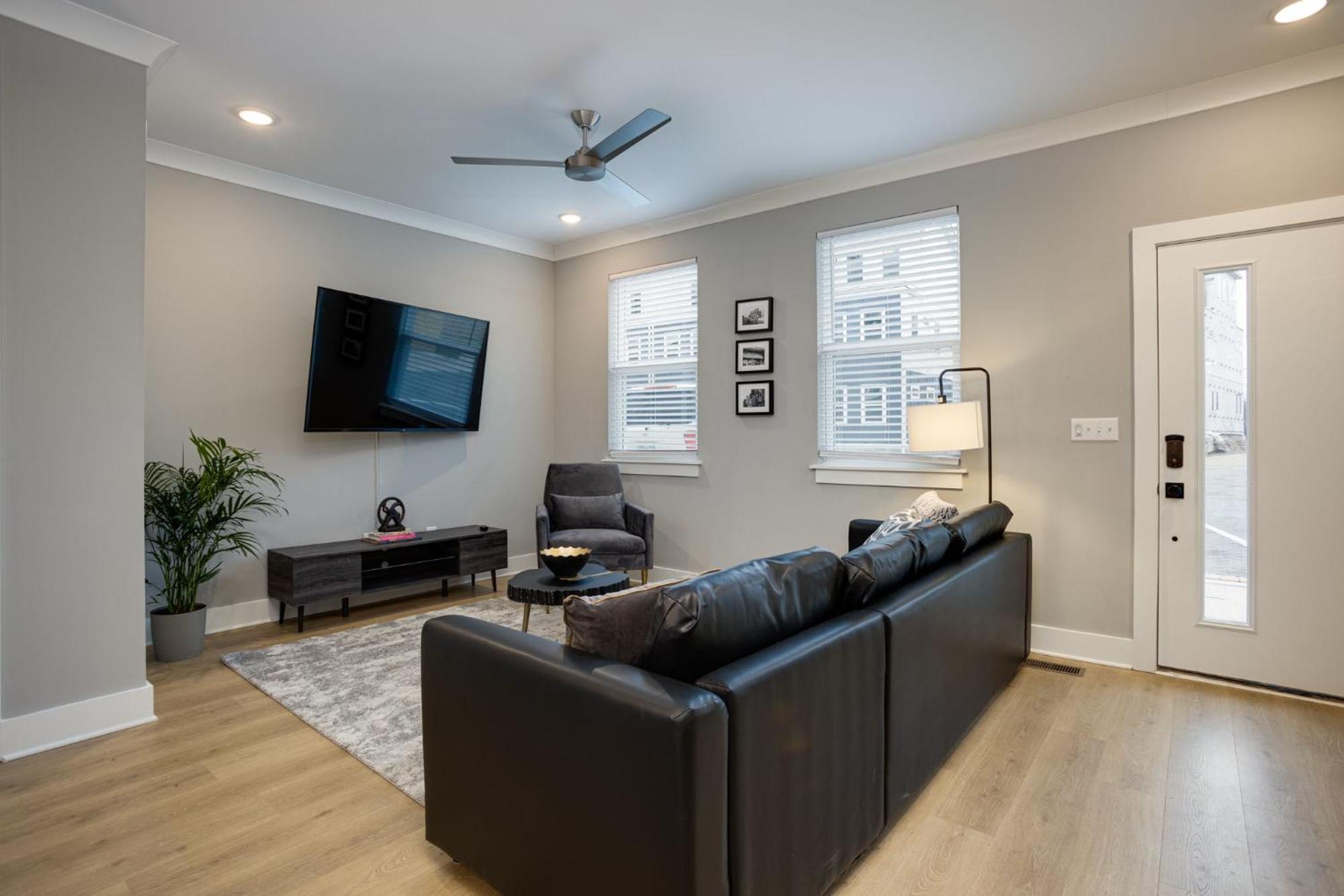 Modern Townhome, 10min To Downtown! 8min To Grand Ole Opry! Sleeps 8! Ferienhaus Nashville