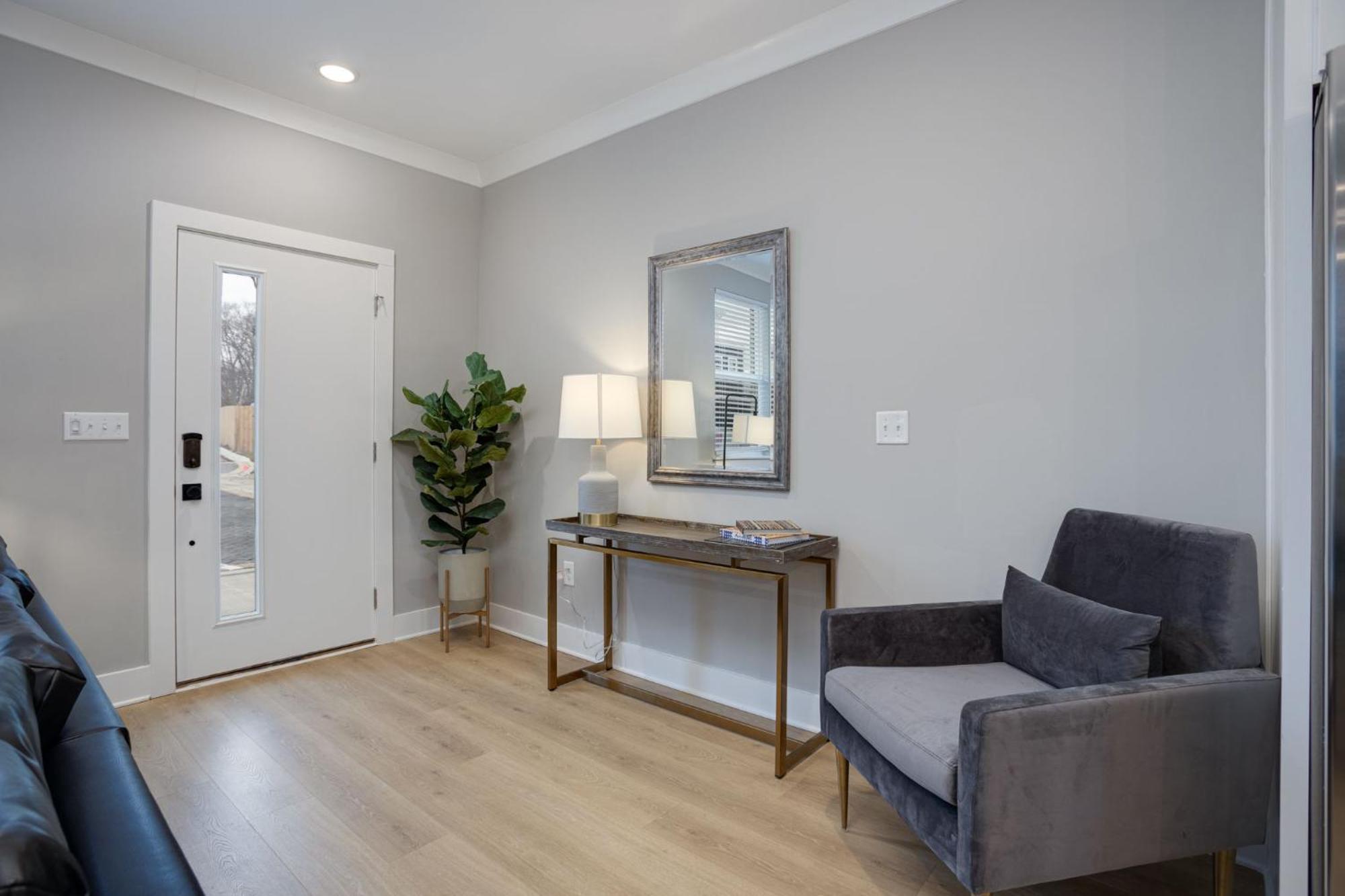 Modern Townhome, 10min To Downtown! 8min To Grand Ole Opry! Sleeps 8! * Nashville